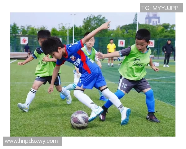年轻女足球球星头像，展现未来足球新星风采，激情与梦想并肩前行