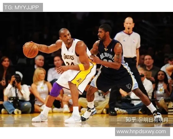 背身单打王者：解析足球巨星如何利用背身技术制敌制胜